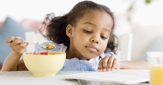 Cinq avantages de l'ajout de miel biologique cru au petit-déjeuner de votre enfant