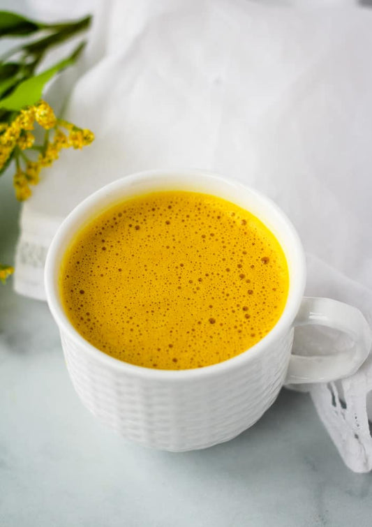Wie goldene Honigmilch bei trockenem Husten helfen kann