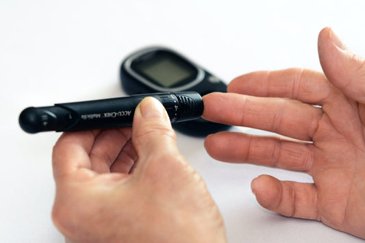 diabetiker überprüft den Blutzuckerspiegel